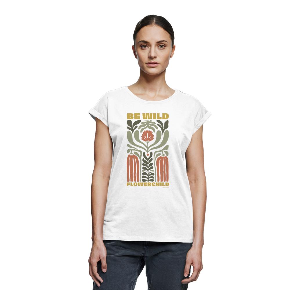 Frau trägt weißes Be Wild Flowerchild Shirt