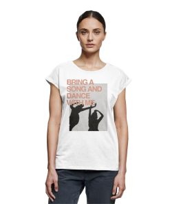 Frau trägt weißes Dance Shirt mit Retro-Print