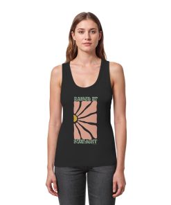 Frau trägt schwarzes Raised by Sunlight Tank Top