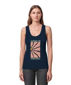 Frau trägt navyfarbenes Raised by Sunlight Tank Top
