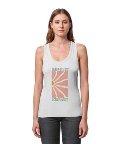 Frau trägt weißes Raised by Sunlight Tank Top