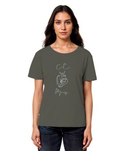 Model trägt khakifarbenes Damen Shirt mit minimalistischem Cat Mom Katzenprint von LEODIN Design
