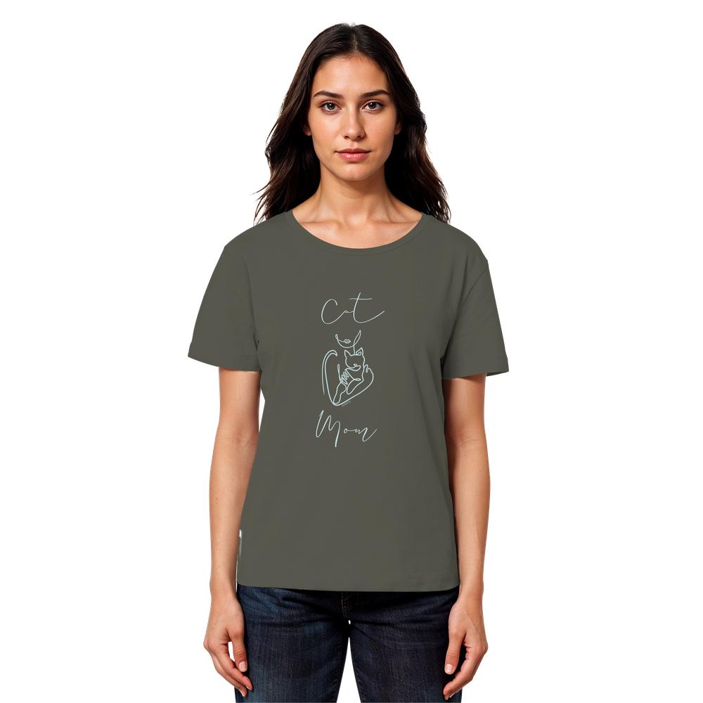 Model trägt khakifarbenes Damen Shirt mit minimalistischem Cat Mom Katzenprint von LEODIN Design